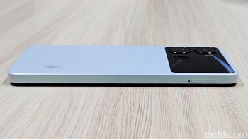 Itel P40 punya pinggiran datar. Foto: Adi Fida Rahman/detikINET