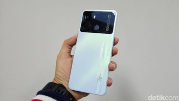 Varian yang detikINET unboxing berwarna Dreamy Blue. Foto: Adi Fida Rahman/detikINET