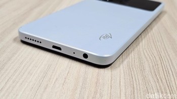 Bagian bawah terdapat port jakc audio 3,5 mm, microUSB dan speaker. Foto: Adi Fida Rahman/detikINET