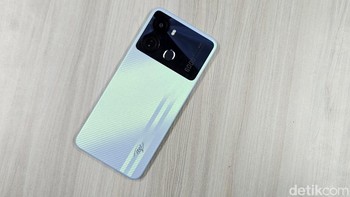 Di sektor dapur pacu itel P40 menggunakan sistem operasi Android 12 dan chipset Unisoc SC9863A yang sudah ditenagai oleh prosesor octa core. Terdiri dari empat core Cortex-A55 dengan frekuensi 1,6 GHz dan empat core Cortex A55 dengan frekuensi 1,2 GHz. Foto: Adi Fida Rahman/detikINET
