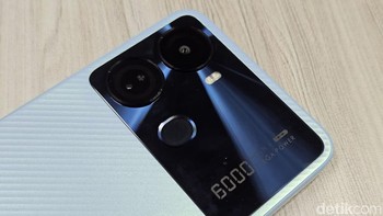 Bagian belakang ada sensor fingerprint. Foto: Adi Fida Rahman/detikINET  