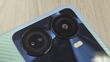 Kamera belakangnya disusun secara vertikal, yang terdiri dari kamera utama 13MP dan depth sensor VGA, dan mendukung LED flash serta HDR. Foto: Adi Fida Rahman/detikINET