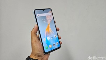 Tersemat RAM 8(4+4)GB dan kapasitas penyimpanan 128GB. Jika storage 128GB tak cukup, masih ada slot microSD yang mendukung kartu berkapasitas hingga 512GB. Foto: Adi Fida Rahman/detikINET
