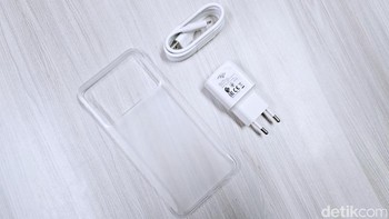 Dalam kotak kemasannya diberikan case, adaptor charger dan kabel data. Foto: Adi Fida Rahman/detikINET
