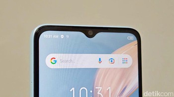HP ini masih adopsi notch tetesan air yang menjadi rumah bagi kamera 5 MP. Foto: Adi Fida Rahman/detikINET