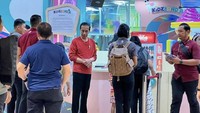 Jokowi dan cucunya menuju Kidzlandia, area wahana anak indoor di dalam mal. Seperti biasanya, Jokowi berkunjung ke mal untuk mengajak cucunya bermain. (Foto: Dok. Delipark Medan)