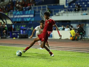 Viral, Pemain Vietnam Sengaja Sikut Kepala Bek Indonesia?
