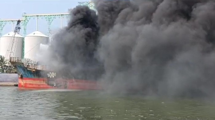 Kapal kargo terbakar di Pelabuhan Sunda Kelapa (dok.istimewa)