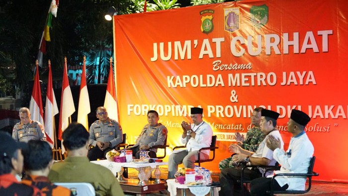 Kapolda Metro Jaya Irjen Karyoto saat menemui masyarakat dalam program Jumat Curhat