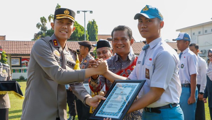 Kapolres Jombang AKBP Eko Agus Riyadi memberi penghargaan pada para pelajar