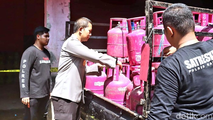 Kapolres Karawang saat melakukan pers rilis usai penggerebekan gas elpiji bersubsidi di Pasar Johar Cinangoh