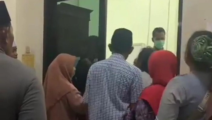 Keluarga yang mengamuk gegara tidak diizinkan menemani di kamar hingga pasien jatuh di kamar mandi dan meninggal.