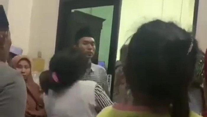 Keluarga yang mengamuk gegara tidak diizinkan menemani di kamar hingga pasien jatuh di kamar mandi dan meninggal.