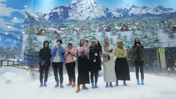 Kemeriahan Festival Musik dan Dansa Internasional di Trans Snow World Bintaro Sejumlah penampil seni dari luar negeri tampil dalam acara festival budaya di Trans Snow World Bintaro, Tangerang Selatan, Sabtu (26/8/2023).