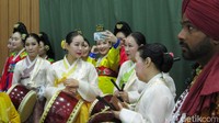 Pertunjukkan budaya dari 3 (tiga) negara yaitu Korea Selatan, India dan Timor Leste akan tampil pada pukul 15.00 WIB.