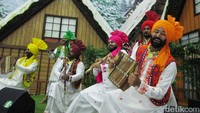 Tentunya bermain salju sambil menyaksikan atraksi budaya akan lebih seru kalau rame-rame bareng teman dan keluarga. Nikmati juga Promo Payday Happy Bertiga. Harga tiket weekdays Rp. 490.000 (empat ratus sembilan puluh ribu rupiah) dan harga weekend Rp 640.000 (enam ratus empat puluh ribu rupiah). Harga tersebut sudah termasuk 3 (tiga) tiket masuk, 1 (satu) paket bakso dan air mineral, serta 1 (satu) single snowtube.