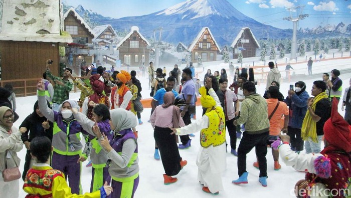 Sejumlah penampil seni dari luar negeri tampil dalam acara festival budaya di Trans Snow World Bintaro, Tangerang Selatan, Sabtu (26/8/2023).