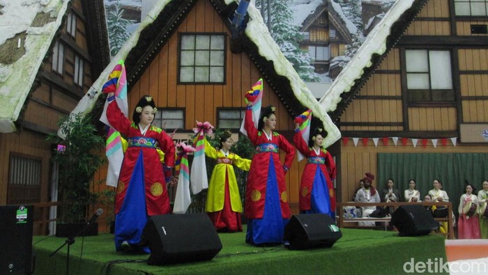 Kemeriahan Festival Musik dan Dansa Internasional di Trans Snow World Bintaro Sejumlah penampil seni dari luar negeri tampil dalam acara festival budaya di Trans Snow World Bintaro, Tangerang Selatan, Sabtu (26/8/2023).