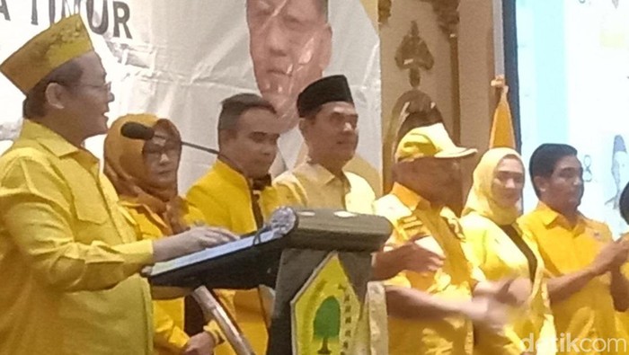 Ketua DPD Golkar Jatim Sarmuji saat menyampaikan sambutan pelepasan 180 caleg dari Dapil III Jatim.