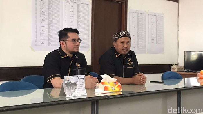 Ketua Umum Partai Ummat, Ridho Rahmadi (kiri) di kantor DPW Partai Ummat DIY, Kota Jogja, Sabtu (26/8/2023).