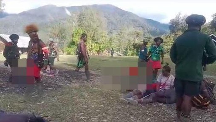 Viral di media sosial video kelompok kriminal bersenjata (KKB) menodong senjata api hingga menendang warga sipil.