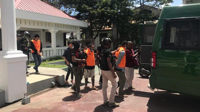 Polisi menyerahkan 4 anggota kriminal bersenjata (KKB) Yahukimo ke Kejaksaan Negeri (Kejari) Jayawijaya, Papua Pegunungan.