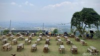 Kafe ini didominasi dengan area outdoor. Ada banyak kursi yang bisa dipakai pengunjung di area outdoor, sehingga bisa sambil menikmati pemandangan perbukitan. Foto: detikcom/Riska Fitria