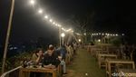 Sejuk! Ngopi di Kafe dengan Pemandangan Gunung Salak