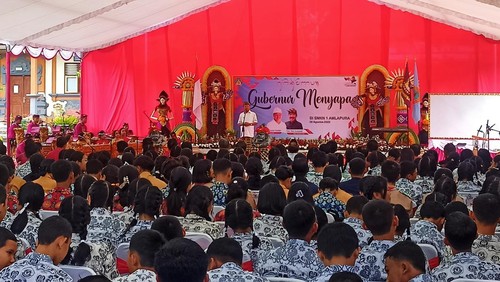 Gubernur Bali saat memberikan sambutan dalam acara Gubernur Menyapa di SMKN 1 Amlapura Sabtu (26/8/2023).