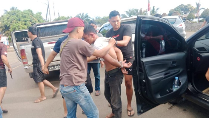 Tiga pria di Kotabaru, Kalimantan Selatan (Kalsel) mengeroyok seorang warga negara asing (WNA) asal China berinisial XM (42).