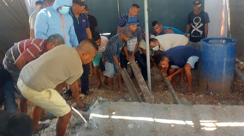 Kuburan pensiunan PNS bernama Bendelina Mone di Kelurahan Oesapa, Kecamatan Kelapa Lima, Kota Kupang, Nusa Tenggara Timur (NTT), dibongkar pada Sabtu siang (26/8/2023). (Foto: Yufengki Bria/detikBali)