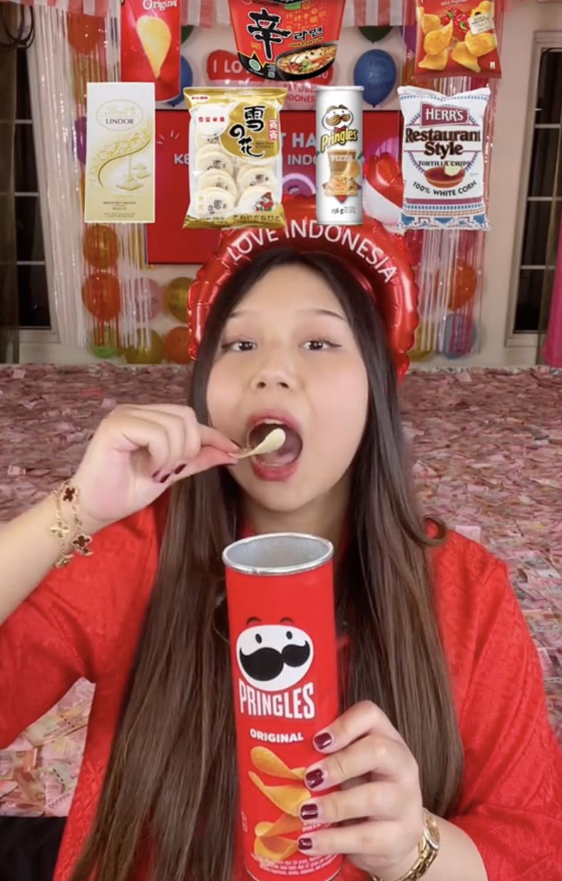 Lagi Hamil, Sisca Kohl Coba Tantangan Makan Sesuai Warna