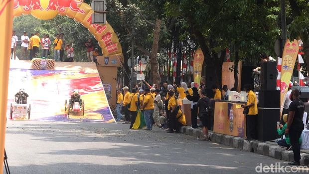 Lomba Kereta Peti Sabun di Jalan Diponegoro, Kota Bandung