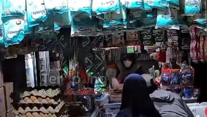 Viral di media sosial dua pemuda nekat melakukan aksi perampokan di salah satu toko kelontong di Kota Makassar, Sulawesi Selatan (Sulsel).