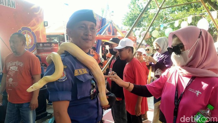 Pengunjung Makassar International Eight Festival and Forum (F8) Tahun 2023 memadati booth Dinas Pemadam Kebakaran (Damkar) Makassar, Sulawesi Selatan (Sulsel).