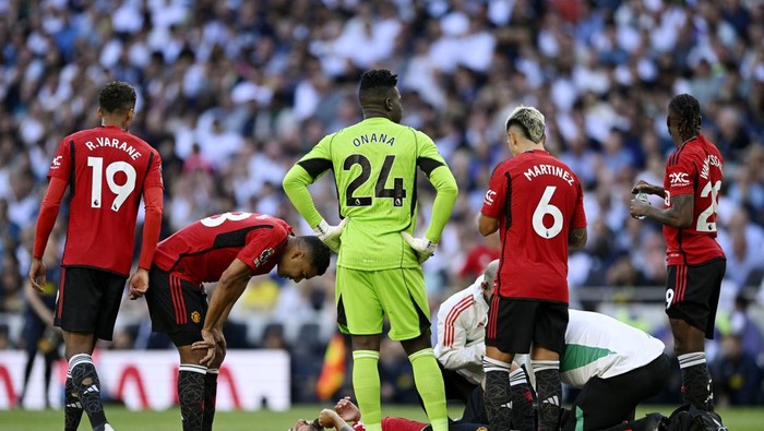 Soccer Football - Premier League - Tottenham Hotspur v Manchester United - Tottenham Hotspur Stadium, London, Britain - August 19, 2023 Manchester Uniteds Bruno Fernandes receives medical attention REUTERS/Tony Obrien EDITORIAL USE ONLY. No use with unauthorized audio, video, data, fixture lists, club/league logos or live services. Online in-match use limited to 75 images, no video emulation. No use in betting, games or single club /league/player publications.  Please contact your account representative for further details.