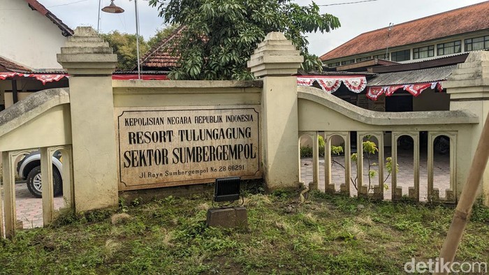 Markas Polsek Sumbergempol Tulungagung yang tanahnya dipersoalkan warga.