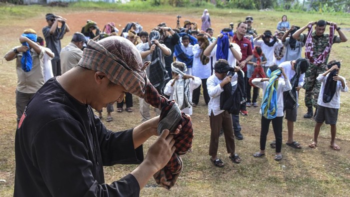 Sejumlah anak mengikuti Kaulinan Barudak menggunakan sarung di Lapang Babancong, Desa Margaluyu, Kabupaten Tasikmalaya, Jawa Barat, Jumat (25/8/2023). Kegiatan yang digelar oleh IJTI Galuh Raya dalam rangka HUT IJTI ke-25 bertemakan Ulin bareng mere tuntunan lain tontonan itu bertujuan untuk membangkitkan kembali permainan tradisional dalam upaya mengurangi penggunaan ponsel yang berlebihan dan membangun budaya gotong-royong sejak dini. ANTARA FOTO/Adeng Bustomi/foc.