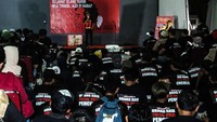 Sejumlah aktivis yang hadir kompak menggunakan seragam bertuliskan Orang Baik Tidak Pilih Penculik”.