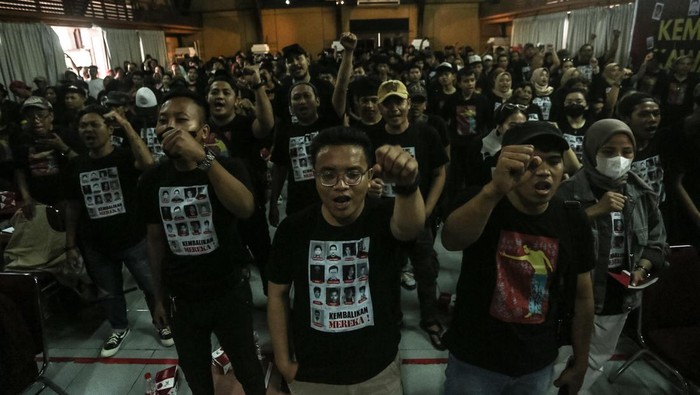 Sejumlah aktivis menghadiri peringatan 60 tahun penyair Wiji Thukul bertajuk selamat ulang tahun Wiji Thukul, kau dimana? di Galeri Nasional, Jakarta, Sabtu (26/8/2023). Kegiatan yang digelar untuk mengingatkan masih adanya kasus pelanggaran HAM berat yang masih belum terselesaikan termasuk hilangnya sejumlah aktifis seperti penyair Wiji Thukul itu diramaikan dengan pembacaan puisi, musik dan serta pemutaran film. Sejumlah aktivis yang hadir kompak menggunakan seragam bertuliskan 