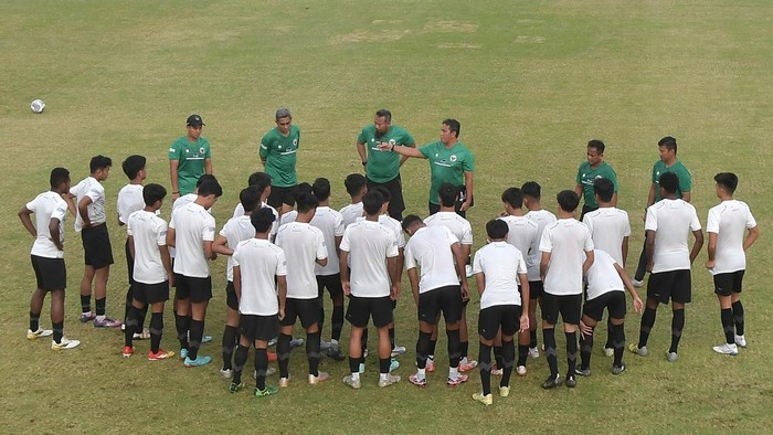 Pelatih Timnas U-17 Bima Sakti (tengah) memberikan arahan kepada sejumlah pemain saat latihan di Lapangan ABC Senayan, Jakarta, Sabtu (26/8/2023). Latihan tersebut untuk persiapan menjelang pertandingan persahabatan melawan Korea Selatan U 17 pada 30 Agustus 2023 dan Piala Dunia U-17 yang akan digelar 10 November hingga 2 Desember 2023 di Indonesia. ANTARA FOTO/Fakhri Hermansyah/tom.