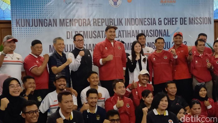 Menpora Dito Ariotedjo bersama atlet Para Games Indonesia di Solo, Sabtu (26/8/2023).