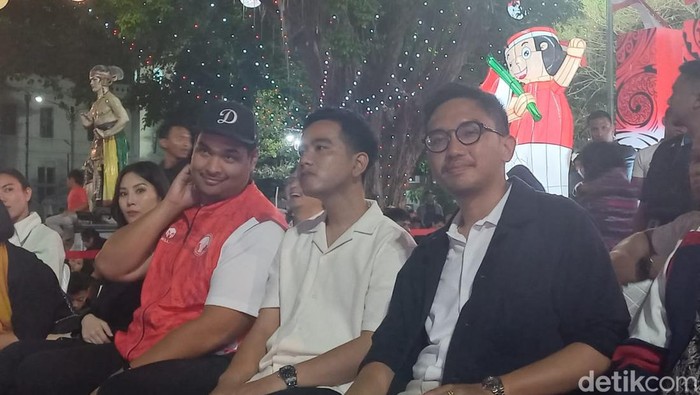 Menpora Dito Ariotedjo, Gibran Rakabuming dan Mangkunegara X nobar Timnas U-23 vs Vietnam di depan Balai Kota Solo, Sabtu (26/8/2023).