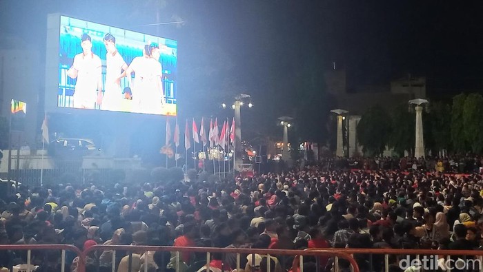 Menpora Dito Ariotedjo, Gibran Rakabuming dan Mangkunegara X nobar Timnas U-23 vs Vietnam di depan Balai Kota Solo, Sabtu (26/8/2023).