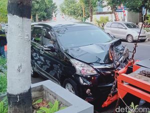 Dihantam Avanza, Mobil Parkir di Jalan Pemuda Klaten Mental hingga Terbalik