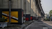 Mural ASEAN ini dibuat di sepanjang tiang tol Tanjung Priok Jakarta Utara.