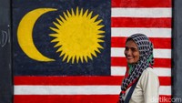 Mural itu menggambarkan beberapa bendera negara yang tergabung dalam ASEAN.