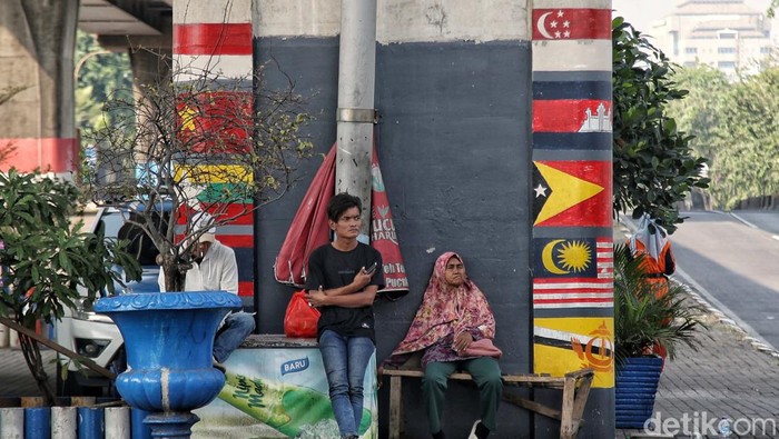 Sejumlah kendaraan melintas di depan mural bertemakan KTT ASEAN  di kawasan Jalan Yos Sudarso, Jakarta Utara, Jumat (25/8/2023). Mural  ini dibuat oleh petugas PPSU untuk menyambut KTT ASEAN pada 5-7 September 2023 mendatang.