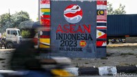 Sejumlah kendaraan melintas di depan mural bertemakan KTT ASEAN  di kawasan Jalan Yos Sudarso, Jakarta Utara, Jumat (25/8/2023). 