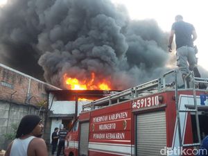 Pabrik Sepatu di Mojokerto Kebakaran